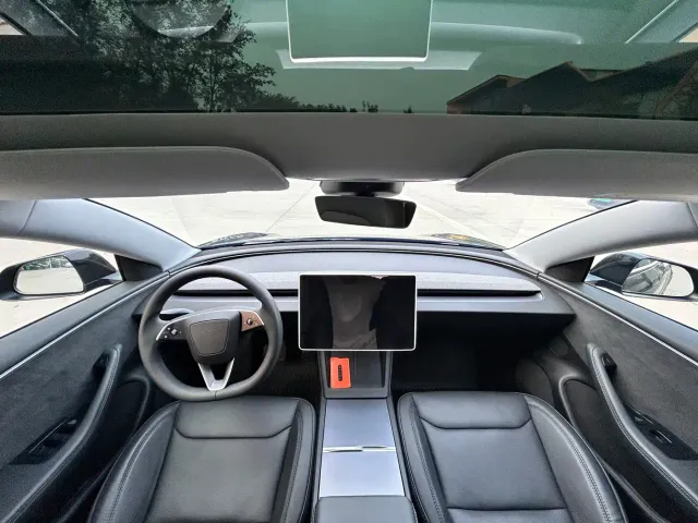 Tesla Model 3 — Фото автомобиля 13