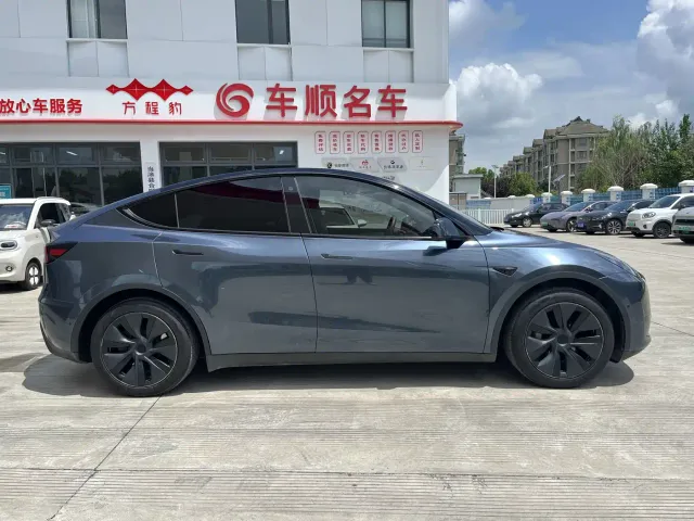 Tesla Model Y — Фото автомобиля 4