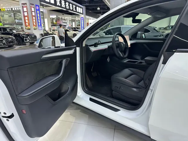 Tesla Model Y — Фото автомобиля 7
