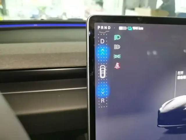 Tesla Model 3 — Фото автомобиля 13