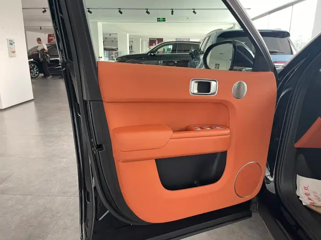 Li Auto L8 — Фото автомобиля 11