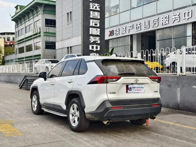 Toyota RAV4 — Фото автомобиля 18