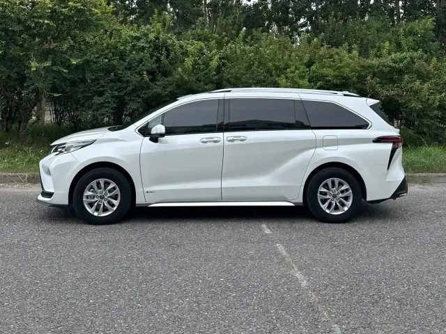 Toyota Granvia 2024 2.5L Hybrid Comfort — Фото автомобиля 3