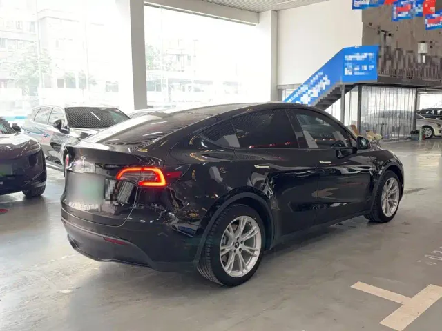 Tesla Model Y — Фото автомобиля 4