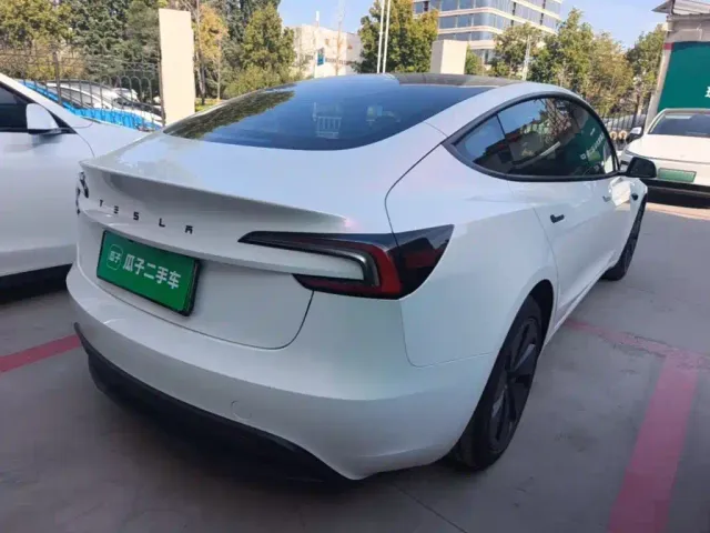 Tesla Model 3 — Фото автомобиля 6