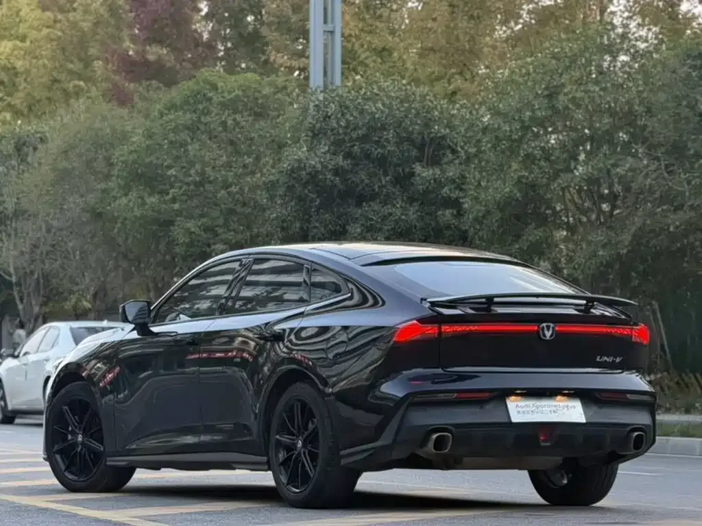Changan Changan UNI-V 2022 1.5T Sport Edition — Фото автомобиля 11