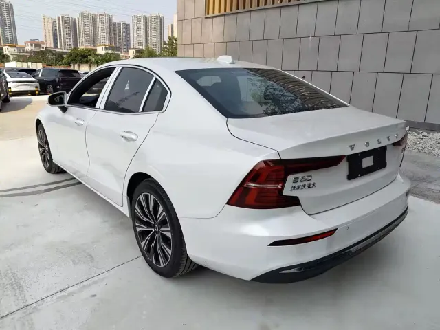 Volvo S60 — Фото автомобиля 3
