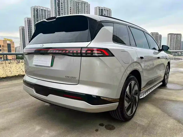Dongfeng Yipai eπ008 2024 210Max Range Extender 6-Seater — Фото автомобиля 3