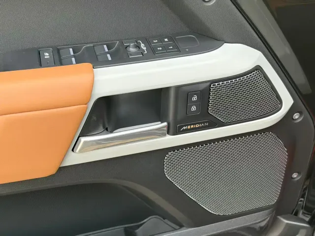 Land Rover Defender — Фото автомобиля 10