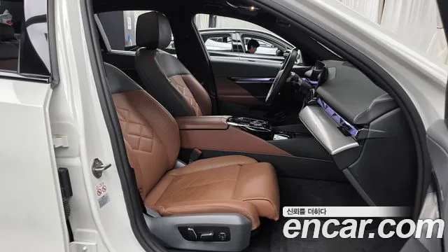 BMW 5 Series G60 — Фото автомобиля 16