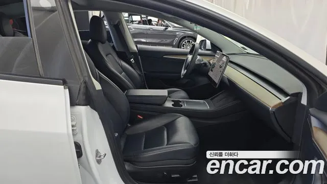 Tesla Model 3 — Фото автомобиля 11