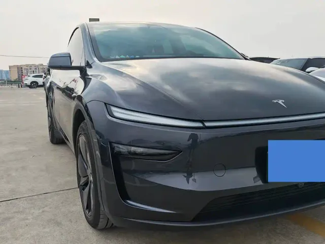 Tesla Model Y — Фото автомобиля 17