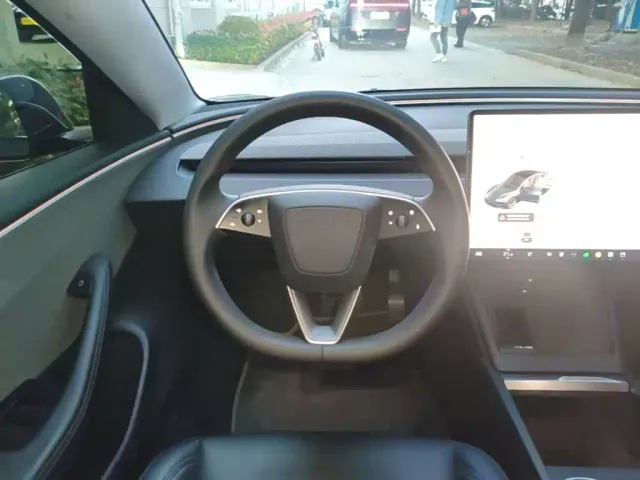 Tesla Model 3 — Фото автомобиля 10