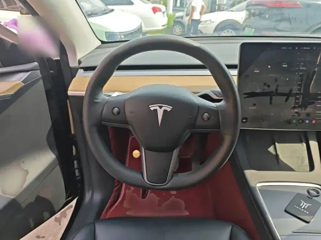 Tesla Model Y — Фото автомобиля 10