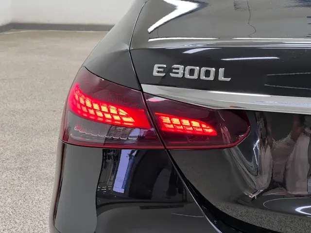 Mercedes-Benz E-Class — Фото автомобиля 23