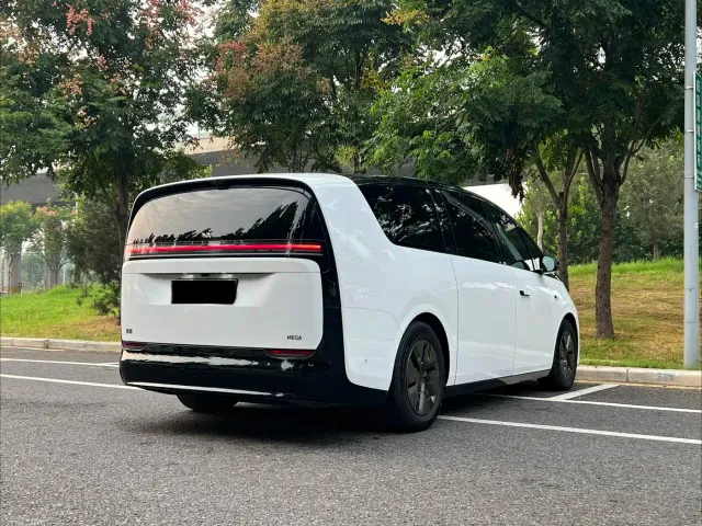 Li Auto MEGA — Фото автомобиля 9
