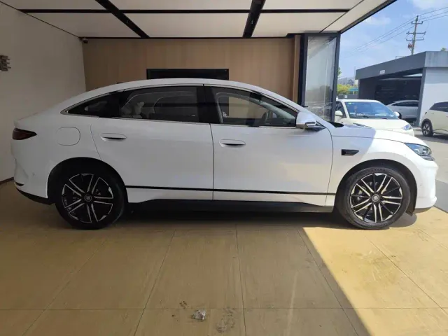 BYD Qin L — Фото автомобиля 10
