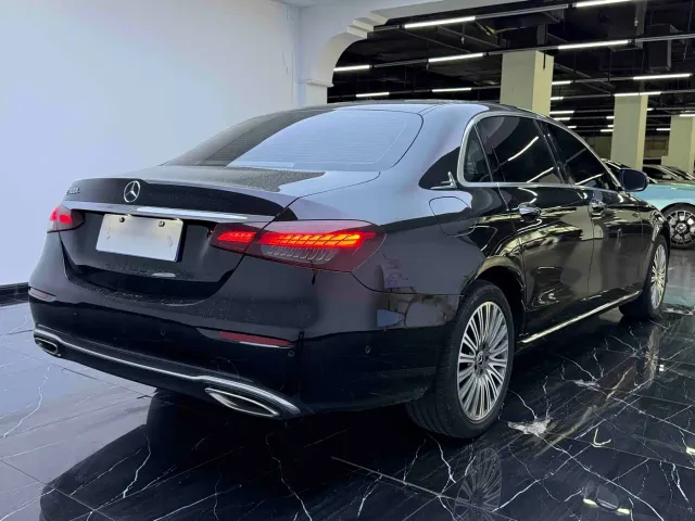 Mercedes-Benz E-Class — Фото автомобиля 12