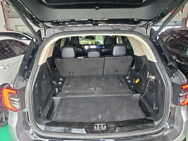 Ford Explorer — Фото автомобиля 10
