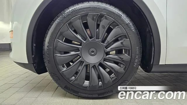 Tesla Model Y — Фото автомобиля 5