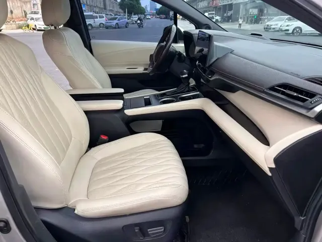 Toyota Sienna — Фото автомобиля 9