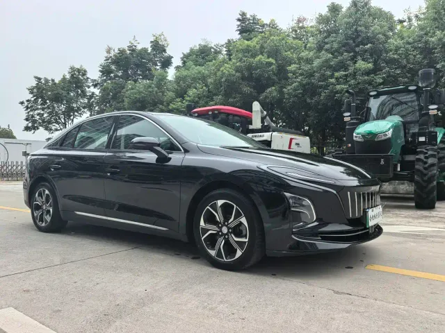 Hongqi E-QM5 — Фото автомобиля 3