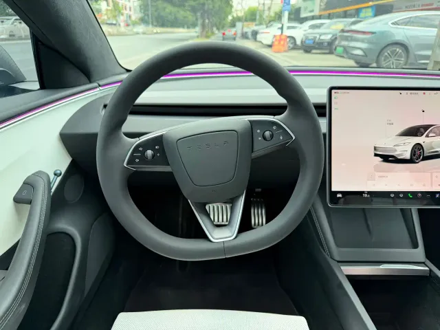 Tesla Model 3 — Фото автомобиля 23