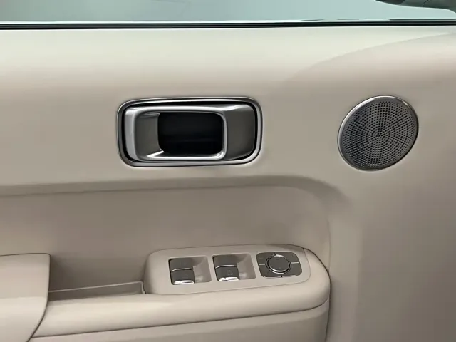 Li Auto L8 — Фото автомобиля 19
