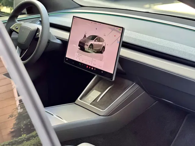 Tesla Model Y L — Фото автомобиля 21