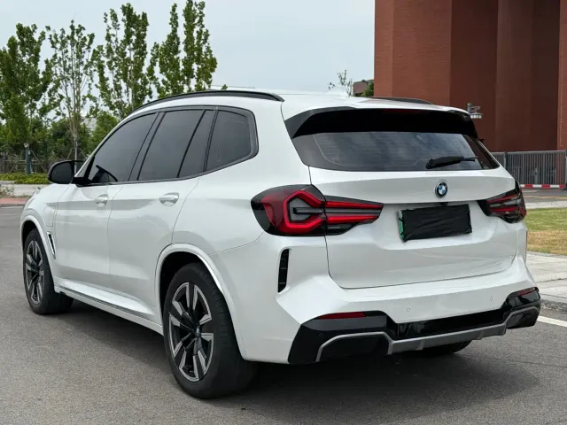BMW iX3 — Фото автомобиля 9