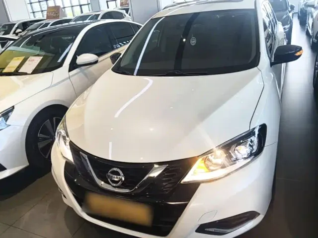 Nissan Tiida — Фото автомобиля 2