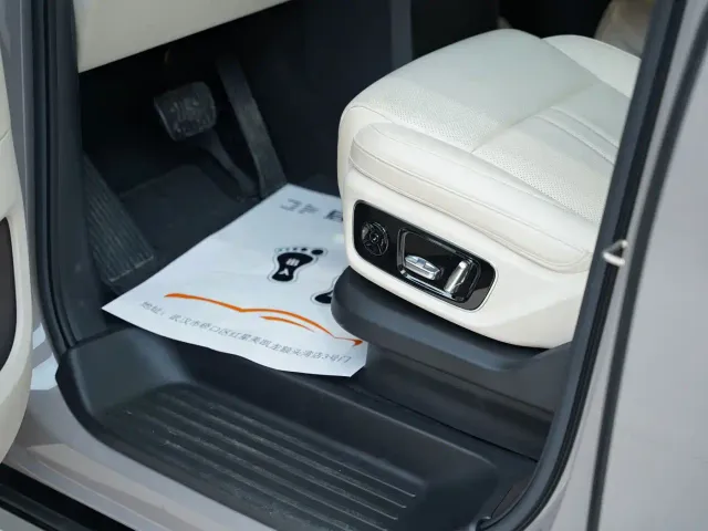 Li Auto MEGA — Фото автомобиля 11