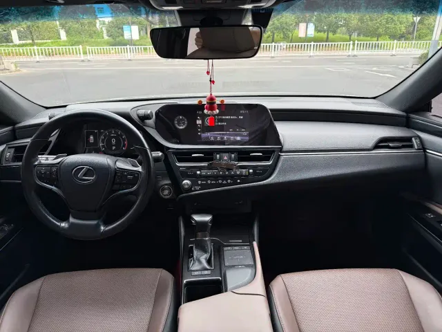 Lexus ES — Фото автомобиля 10