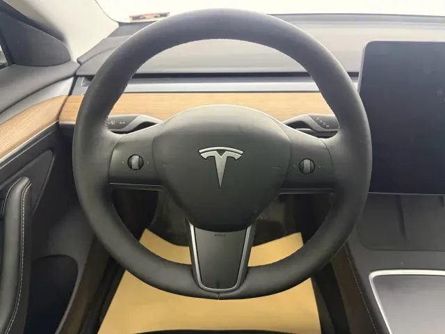Tesla Model 3 — Фото автомобиля 15