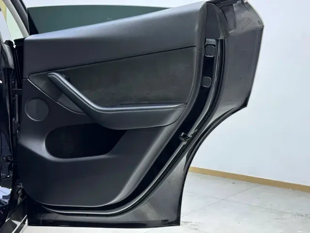 Tesla Model Y — Фото автомобиля 21
