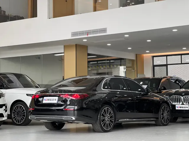 Mercedes-Benz E-Class — Фото автомобиля 3