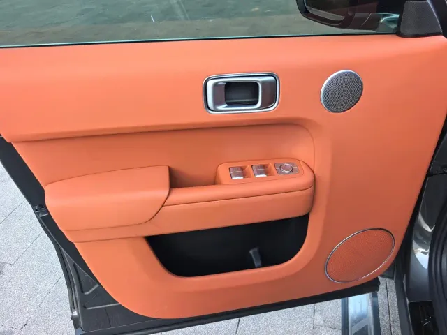 Li Auto L8 — Фото автомобиля 9