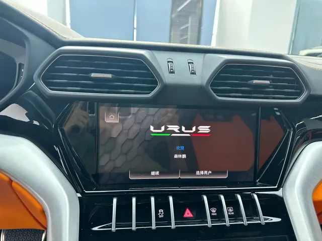 Lamborghini Urus — Фото автомобиля 19