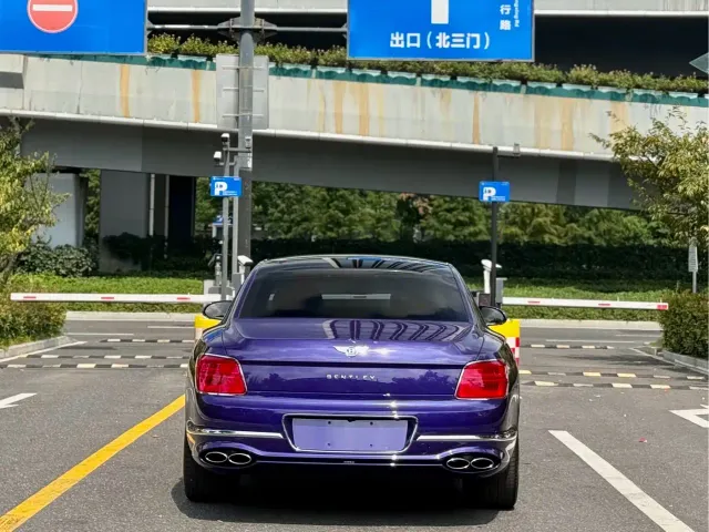 Bentley Flying Spur — Фото автомобиля 8