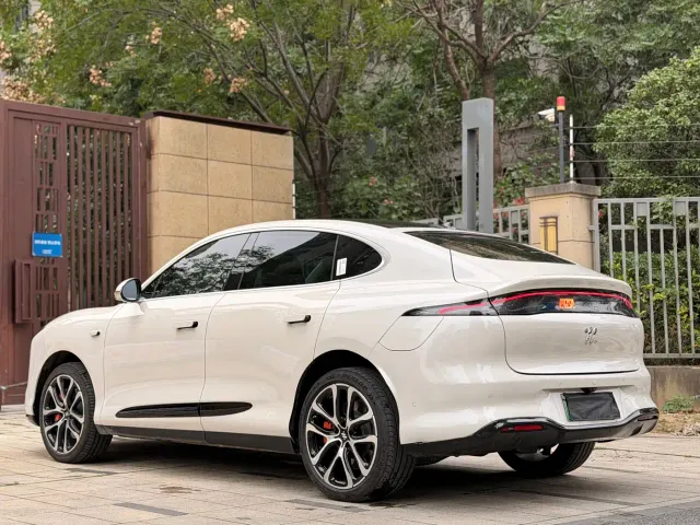 IM Motors LS6 — Фото автомобиля 9