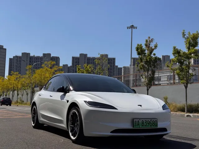 Tesla Model 3 — Фото автомобиля 3