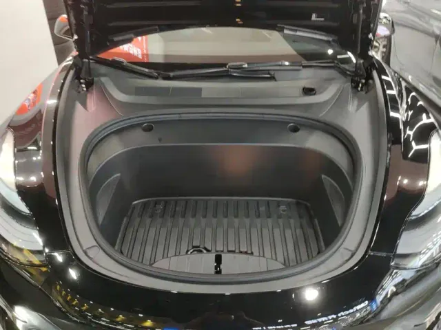 Tesla Model 3 — Фото автомобиля 10