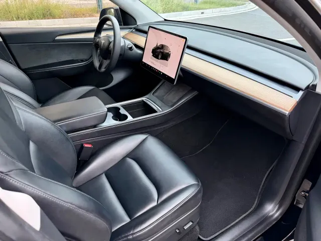 Tesla Model Y — Фото автомобиля 11