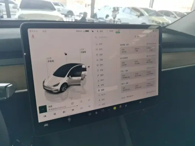 Tesla Model Y — Фото автомобиля 12