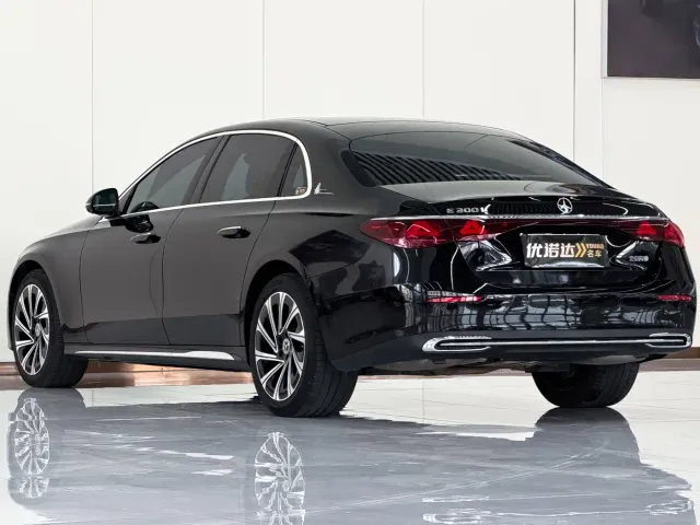 Mercedes-Benz E-Class — Фото автомобиля 4