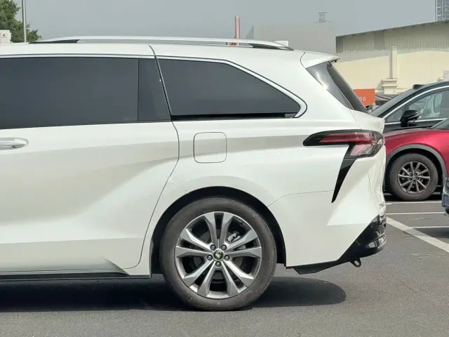 Toyota Sienna — Фото автомобиля 7