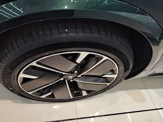 Li Auto L9 — Фото автомобиля 22