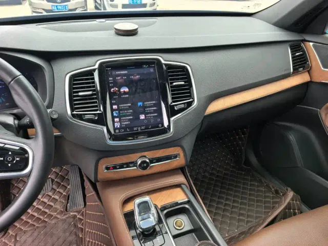 Volvo XC90 — Фото автомобиля 14