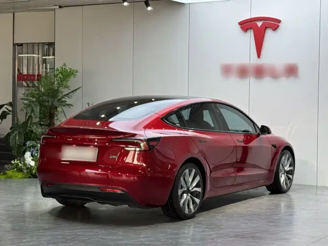 Tesla Model 3 — Фото автомобиля 6