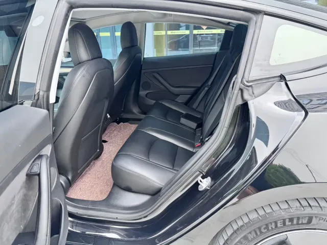Tesla Model 3 — Фото автомобиля 5
